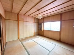 三戸郡五戸町字熊ノ沢頭の洋室|【リフォーム前】2階東側約9帖洋室にリフォームするお部屋です。フローリング張り、壁天井クロス仕上げ、照明新品交換等を行います。
