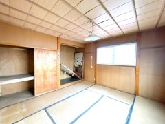 三戸郡五戸町字熊ノ沢頭の洋室|【リフォーム前】2階西側約9帖洋室にリフォームするお部屋です。フローリング張り、壁天井クロス仕上げ、照明新品交換等を行います。