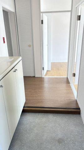 入間ハウスB棟の玄関|玄関には下足入れを備えております