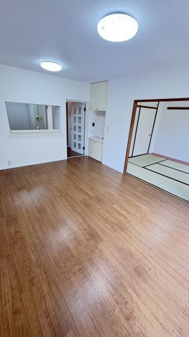 入間ハウスB棟の居間・リビング|キレイな室内です