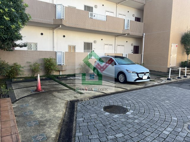 ルネスカスターニの駐車場