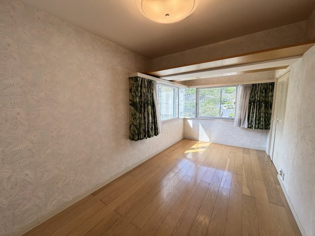 プラザ伊豆山の洋室|二重窓のため、外の音も気になりません。
