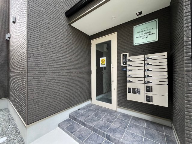 ジーメゾン寝屋川秦町ルシェールのエントランス