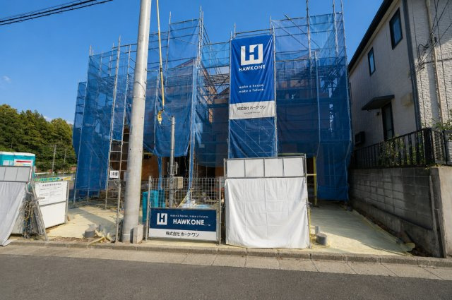南本宿町市民の森や公園が身近。20帖超LDKとカースペース2台分を備えた新築戸建て★仲介手数料無料★の外観|自然豊かな住環境に調和する新築分譲住宅。建築中ならではの躍動感があり、完成後の美しい街並みが今から楽しみな現地です。