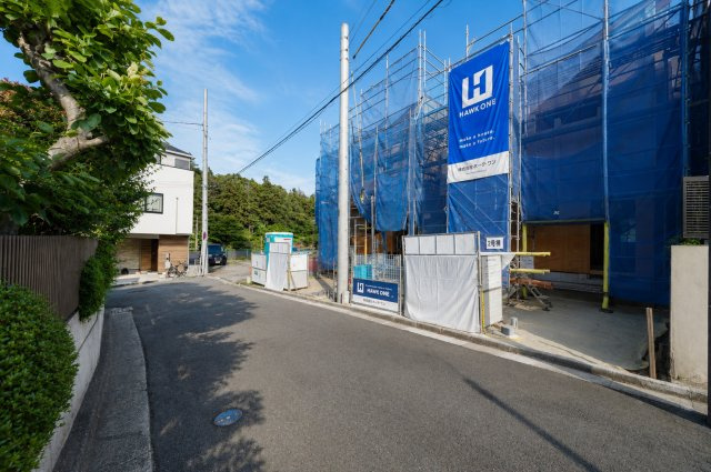 南本宿町市民の森や公園が身近。20帖超LDKとカースペース2台分を備えた新築戸建て★仲介手数料無料★の前面道路含む現地写真|前面道路はゆとりがあり、車通りも比較的少ない落ち着いた住環境。緑を感じられる穏やかな街並みが広がっています。