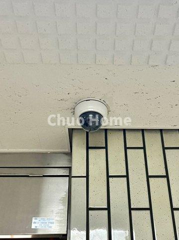 ライオンズステーションプラザ両国の防犯設備|【防犯カメラ】何かあった時の大事な証拠になることももちろんなりますが、防犯というくらいですので大事なのは防犯カメラがあることによって抑止力につながることですよね。