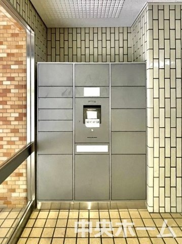 ライオンズステーションプラザ両国の設備|【宅配ボックス】在宅時・不在時に関わらず、居住者の代わりに非対面で宅配物を受け取ってくれる便利な設備です。わかりやすくご説明致しますので見学時にはお部屋だけではなく共用部分もぜひチェックしてください。