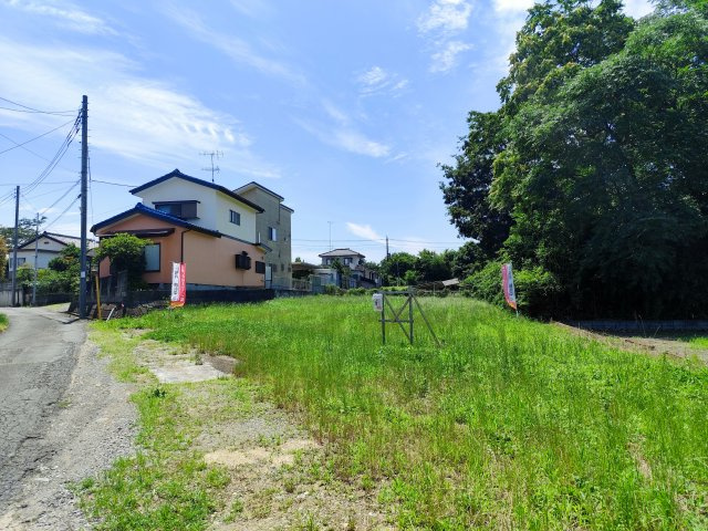 東松山市東平売地の外観|徒歩6分にファミリーマートあり。忙しい朝のコーヒーや、荷物の受け取りに重宝します。