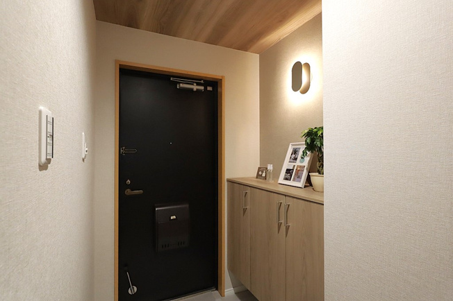 【玄関】 | メロディーハイム八戸ノ里 | 上部カウンター、シンプルなシューズボックス完備です♪