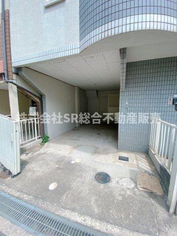 客坊町中古戸建の駐車場|お車をお持ちの方には必要な駐車場はビルトインガレージ（車種による）で雨に濡れずに車庫と家を直接行き来できます！