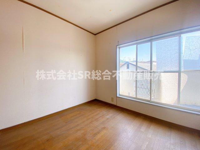 客坊町中古戸建の寝室|大きな窓から採光がたっぷり入るお部屋で日中は電気なしでも過ごせます！