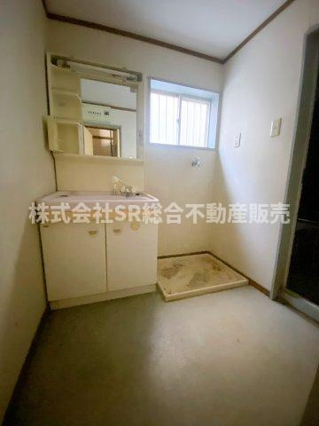 客坊町中古戸建の脱衣所|室内洗濯機置場もあり広めの脱衣場です♪