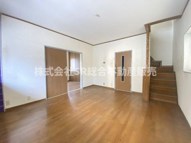 客坊町中古戸建の居間・リビング|ゆったりとした居間です