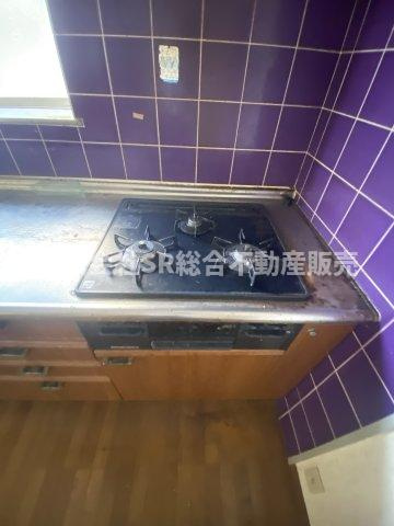 客坊町中古戸建のキッチン|3口コンロ、グリル付きです♪