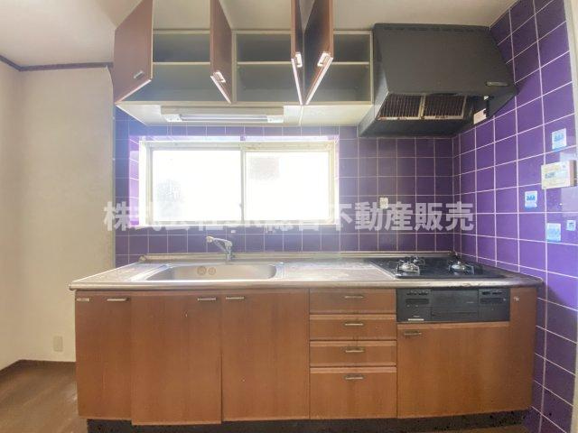 客坊町中古戸建のキッチン|3口コンロ、グリル付きのシステムキッチンで快適にお料理できます！