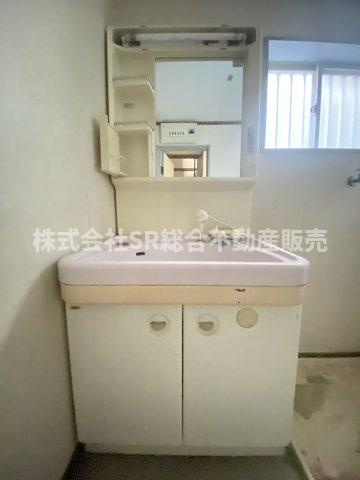 客坊町中古戸建の独立洗面台|独立洗面台、小物を置くことができて便利です