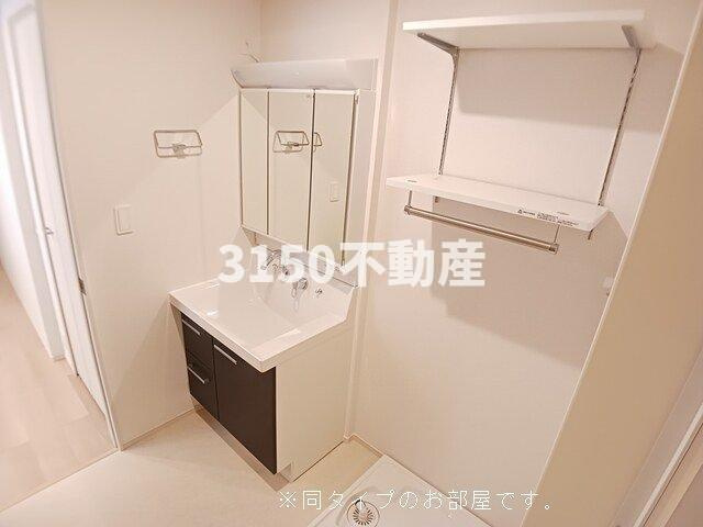 エス　ウィステリア　Ⅰの洗面所|明るい洗面所です