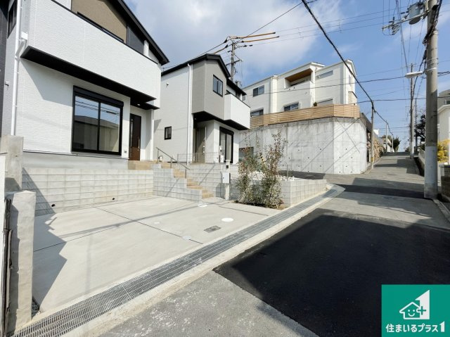 芦屋市朝日ケ丘町　第1期　未入居の前面道路含む現地写真|周辺は閑静な住宅街！前面道路広々で車の出し入れも便利です。駐車が苦手な方でも安心して車庫入れできます！