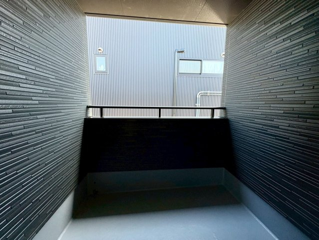 【食洗機付き】高知市城北町1棟　新築一戸建てのバルコニー|急な雨でも安心のインナーバルコニー。洗濯物も気にせず干せて、毎日の家事がラクになります