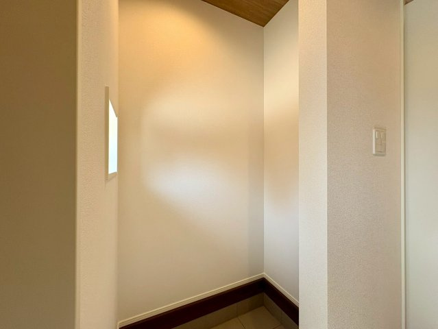 【食洗機付き】高知市城北町1棟　新築一戸建ての収納|ベビーカーやアウトドア用品も置ける玄関収納スペース。すっきり片付いて使い勝手も◎