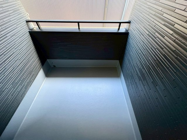 【食洗機付き】高知市城北町1棟　新築一戸建てのバルコニー|急な雨でも安心のインナーバルコニー。洗濯物も気にせず干せて、毎日の家事がラクになります