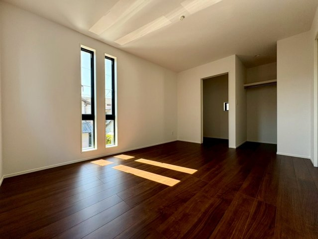 【食洗機付き】高知市城北町1棟　新築一戸建ての居間・リビング|やさしい光が入るお部屋・収納付きでスッキリ暮らせます