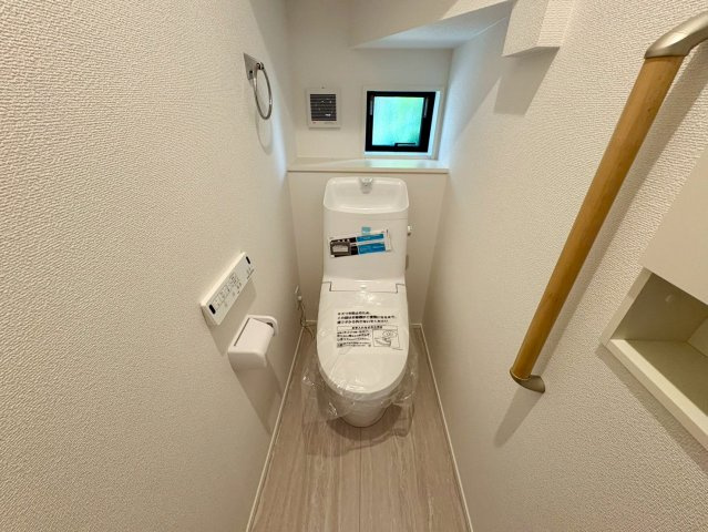 【食洗機付き】高知市城北町1棟　新築一戸建てのトイレ|清潔感あるトイレ・小窓付きで換気も安心の快適空間