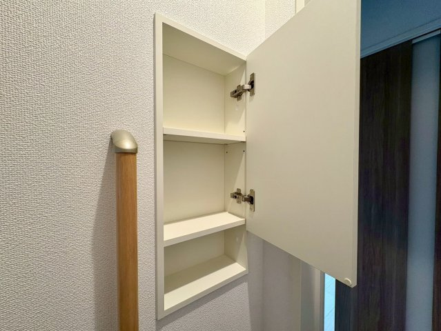 【残り1棟】高知市福井東町3期2棟　1号棟新築戸建ての収納|トイレ内には便利な壁面埋込収納を完備。予備のトイレットペーパーや掃除用品もスッキリと収まります。
