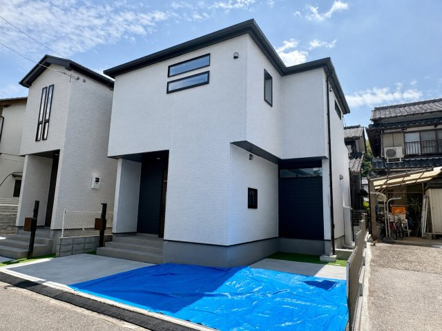 「残り1棟」高知市福井東町3期2棟　1号棟新築戸建ての外観|【新築】白と黒のコントラストが美しい、洗練されたモダンな外観。並列駐車も可能なゆとりある敷地。