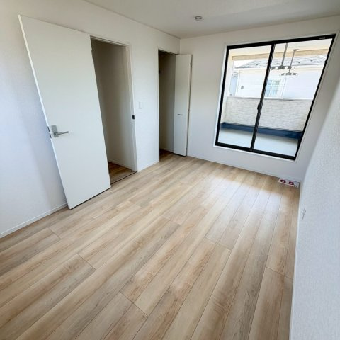 クレイドルガーデン松山市溝辺町 第2の洋室|明るい光が差し込む使い勝手の良い居室はクローゼットなどの収納も備わりお部屋をいつでもすっきりと保てるデザイン。お気に入りのインテリアに囲まれながら自分だけの時間をゆったりと満喫できるプライベート空間。