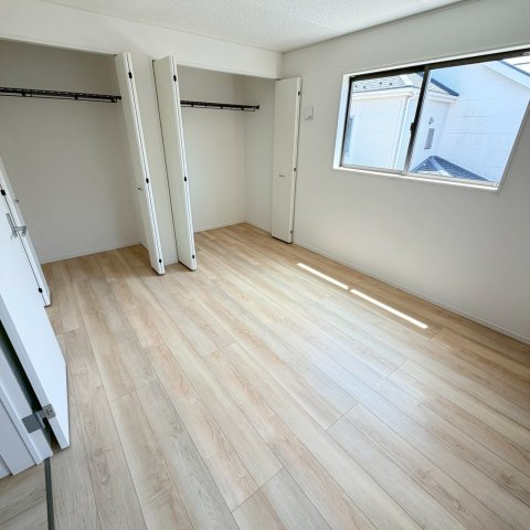 クレイドルガーデン松山市溝辺町 第2の洋室|2階の独立した居室はお子様のお部屋や趣味のスペースとしても最適でそれぞれの成長や用途に合わせて柔軟に使える間取り。心地よい風が通り抜け毎日をリフレッシュした気分で穏やかに過ごせるお部屋。