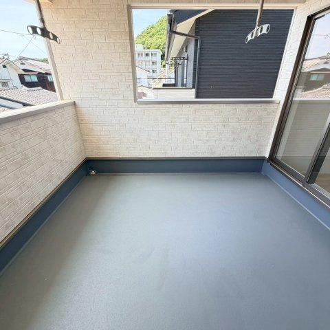 クレイドルガーデン松山市溝辺町 第2のバルコニー|開放感のあるルーフバルコニーはお布団や大きなお洗濯物も太陽の光をたっぷり浴びてカラッと気持ちよく乾く贅沢なスペース。澄んだ空を見上げながら心地よい風を感じて深呼吸したくなる爽やかなひととき。