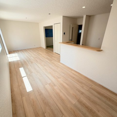 クレイドルガーデン松山市溝辺町 第2の居間・リビング|陽当り良好な南向きのリッキーなリビングは自然とみんなが集まり笑顔が溢れる憩いの空間。対面式キッチンから室内の様子が見渡せるので小さなお子様を見守りながら安心して家事をこなせる心地よい生活。