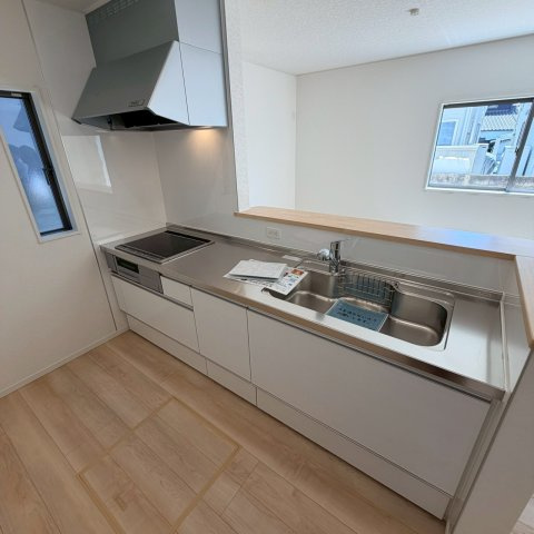 クレイドルガーデン松山市溝辺町 第2のキッチン|対面式のシステムキッチンは作業動線を意識したデザインで能率が上がりお料理が楽しくなる空間。お手入れが簡単なIHクッキングヒーターや浄水器も付きいつでも美味しいお水で家族の健康を守る暮らし。