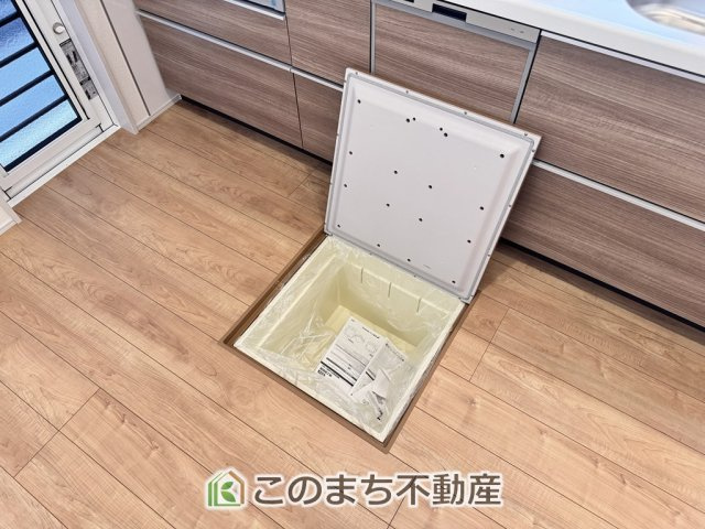 ブルーミングガーデン宇都宮市東原町の設備|雨の日や湿気の多い梅雨時期など、洗濯物が乾き難い時期に重宝する浴室換気乾燥機。乾燥機能だけではなく、冬場の浴室内の寒暖差を緩和する暖房機能も標準装備。ヒートショック対策に一役買います。