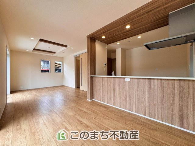 ブルーミングガーデン宇都宮市東原町の居間・リビング|開放感のある広々としたリビング☆家族みんなでゆったりくつろげます♪
南側から暖かな日差しが差し込みます♪キッチンからリビングの様子がよく見渡せます☆