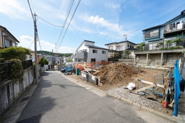 リビングイン階段採用。収納豊富で暮らしやすい、今宿町の整った住宅街の全2棟新築戸建て★仲介手数料無料★の前面道路含む現地写真|前面道路は車通りも比較的少なく、落ち着いた住環境が魅力。高台立地ならではの眺望や開放感も感じられるロケーションです。