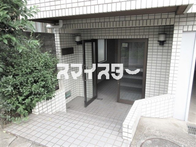 昭島市美堀町３丁目の賃貸マンションのエントランス