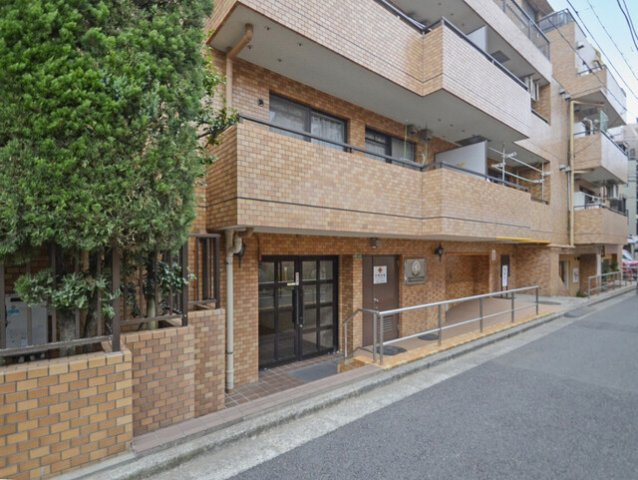ペガサスマンション石神井公園のエントランス|「石神井公園」駅徒歩５分！オートロック付き新耐震基準マンション、ペガサスマンション石神井公園は即日現地案内可能となっておりますので、お気軽にお問い合わせください！