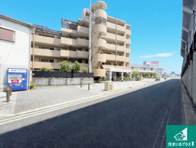 グローバル伊丹昆陽里の外観|周辺は閑静な住宅街！前面道路広々で車の出し入れも便利です。駐車が苦手な方でも安心して車庫入れできます！