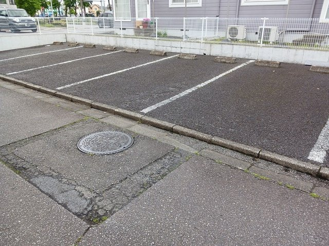 シャルマンレーヌの駐車場