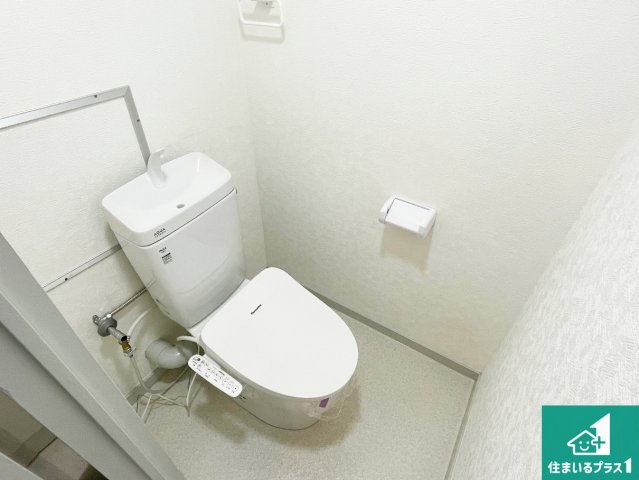 芦屋精道スカイハイツのトイレ|シンプルで清潔感のあるトイレです。