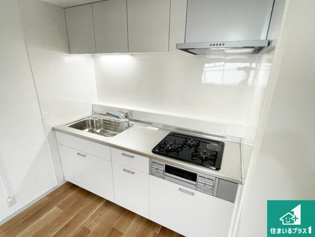 芦屋精道スカイハイツのキッチン|リビングと統一感があり、使い勝手のいいキッチン。広々としているので、二人並んで作業が出来ちゃいます。お子様と一緒に色々なお料理に挑戦できるスペースがあります。