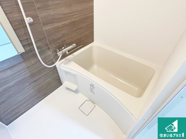 芦屋精道スカイハイツの浴室|足をゆったり伸ばして寛げる浴槽です。窓が設けられていますので差し込む光が明るく穏やかな雰囲気にしてくれます♪浴室乾燥機も設置しているので、雨の日の洗濯物も安心です♪