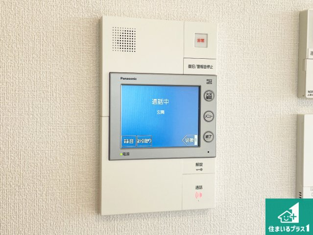 ライオンズマンション宝塚武庫川町の防犯設備|カラーモニターインターホン！声だけでなく来訪者の姿や顔がモニターで確認できるので、小さなお子様がいらっしゃるご家庭でも安心できます！