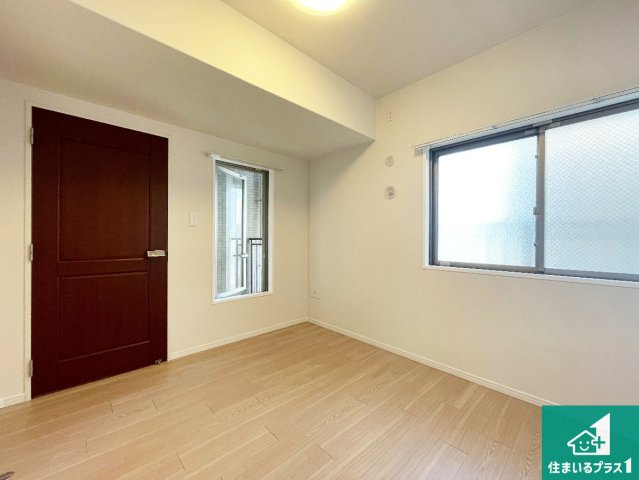 ライオンズマンション宝塚武庫川町の洋室|寝室は心地よい眠りについてもらいたくて、シンプルかつ開放的な空間な設計！大きな窓から差し込む日が心地いいです♪