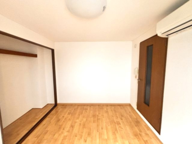 パープル本山の居間・リビング