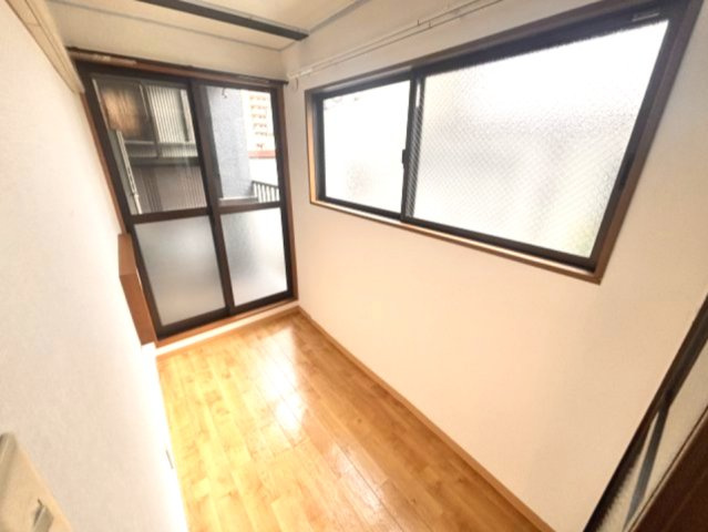 パープル本山の居間・リビング