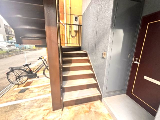 パープル本山のエントランス
