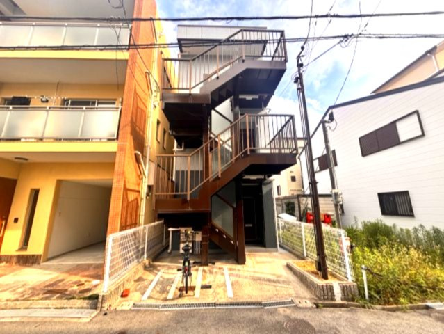 パープル本山の外観
